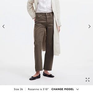 New with tags barrel leg Madewell jeans size 24. They fit more like a 25-26.